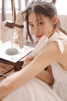 稚嫩的小奶头被咬得又红又肿